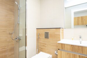 Shower, hair dryer, towels