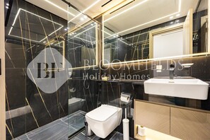 Dusche, Haartrockner, Handtücher