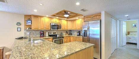 Réfrigérateur, micro-ondes, cafetière/bouilloire, grille-pain