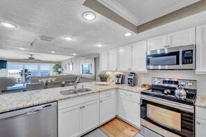 Kühlschrank, Mikrowelle, Wasserkocher mit Kaffee-/Teezubehör, Toaster