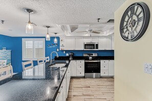 Een koelkast, een microgolfoven, een koffiezetapparaat/waterkoker