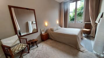 1 slaapkamer, een strijkplank/strijkijzer, wifi, beddengoed