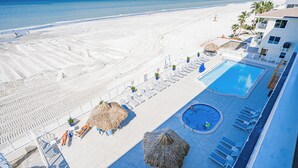 Un resort con piscina, playa y vista al océano.