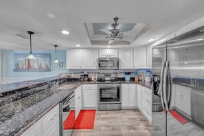 Refrigerador, microondas, cafetera y tetera y tostadora