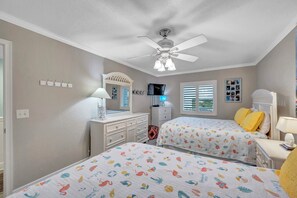 3 habitaciones, tabla de planchar con plancha, internet y ropa de cama