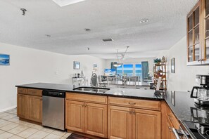 Réfrigérateur, micro-ondes, cafetière/bouilloire, grille-pain