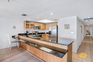 ثلاجة، ميكروويف، ماكينة لصنع القهوة/الشاي، محمصة خبز