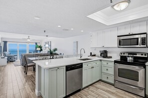 Jääkaappi, mikroaaltouuni, uuni, liesi