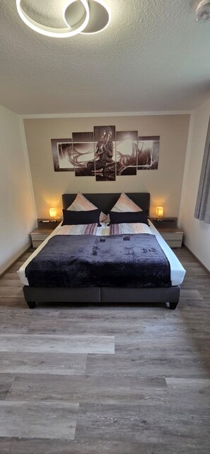 6 chambres, coffres-forts dans les chambres, lit parapluie