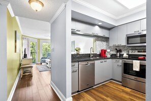 Geladeira, micro-ondas, fogão, cooktop