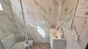 Chalet básico, vistas al jardín | Baño | Ducha, artículos de higiene personal gratuitos, toallas y jabón