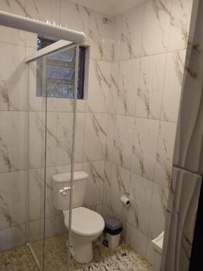 Eenvoudige chalet, uitzicht op tuin | Badkamer | Een douche, gratis toiletartikelen, handdoeken, zeep