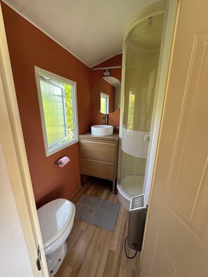 Douche, sèche-cheveux, papier toilette