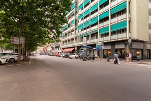 3 عدّة غرف نوم وخدمة الإنترنت
