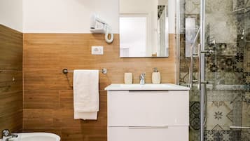 Habitació triple | Bany | Dutxa, assecador de cabells, tovalloles i sabó