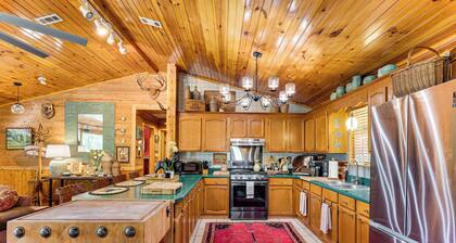 Screened Porch, Deck + Mtn Views: Andrews Retreat!