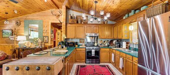 Screened Porch, Deck + Mtn Views: Andrews Retreat!