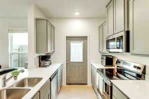 Apartment (3 Bedrooms) | Interior - 2 Mi to Downtown Temple: Newly Built Townhome! (Temple)