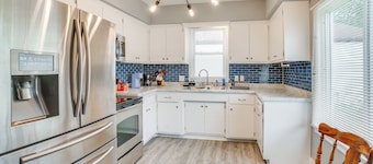 7 Mi to Historic Third Ward: Home in Lincoln Park!