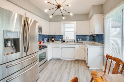 7 Mi to Historic Third Ward: Home in Lincoln Park!