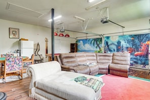 Interior - Pool & Game Room: Family Retreat in Fayetteville (Fayetteville)