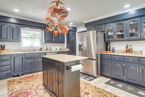 Pool & Game Room: Family Retreat in Fayetteville