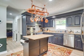 Interior - Pool & Game Room: Family Retreat in Fayetteville (Fayetteville)