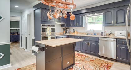 Pool & Game Room: Family Retreat in Fayetteville