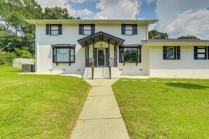 Interior - Pool & Game Room: Family Retreat in Fayetteville (Fayetteville)