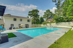 Interior - Pool & Game Room: Family Retreat in Fayetteville (Fayetteville)