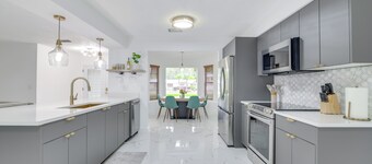 Swim, Hike & Kayak: Crystal River Retreat w/ Yard!