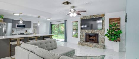 House (4 Bedrooms) | Front of property