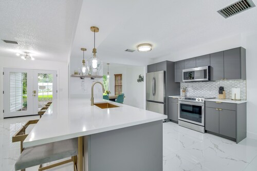 Swim, Hike & Kayak: Crystal River Retreat w/ Yard!