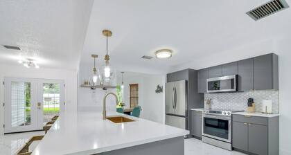 Swim, Hike & Kayak: Crystal River Retreat w/ Yard!