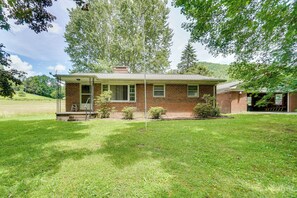 House (2 Bedrooms) | Interior - Robbinsville Retreat - Creekside Home w/ Deck! (Robbinsville)