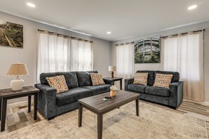 Apartment (3 Bedrooms) | Interior - 2 Mi to Dtwn Attleboro: Pet-friendly Apt! (Attleboro)