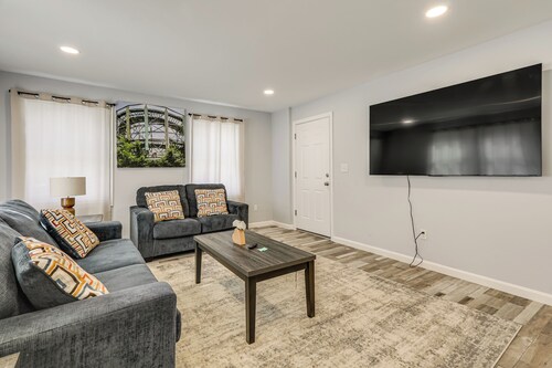 2 Mi to Dtwn Attleboro: Pet-friendly Apt!