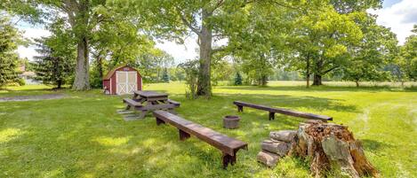 Ett område med picknickbord och bänkar samt ett litet förråd.