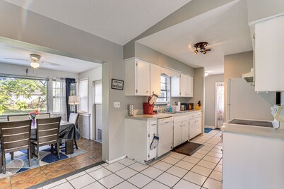 7 Mi to Beach: Cozy Home w/ Yard in Englewood!