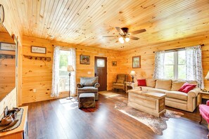 Apartment (2 Bedrooms) | Interior - 18 Mi to Red River Gorge: Beattyville Retreat (Beattyville)