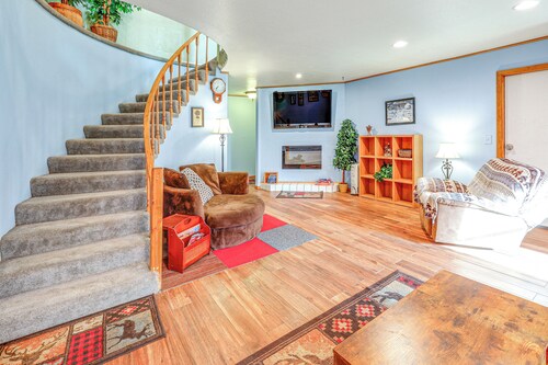 Family Retreat 2 Mi to Santa's House: Pets Welcome