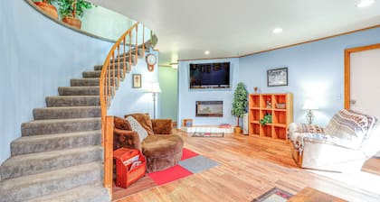 Family Retreat 2 Mi to Santa's House: Pets Welcome