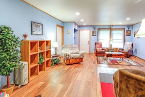 House (4 Bedrooms) | Interior - Family Retreat 2 Mi to Santa's House: Pets Welcome (North Pole)