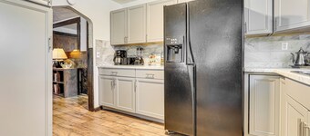 Private Pool & Yard: Pet-friendly Home in Toledo