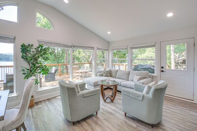 Lake Hamilton Views: Hot Springs Family Home!