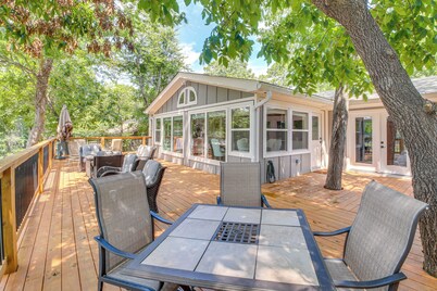 Lake Hamilton Views: Hot Springs Family Home!