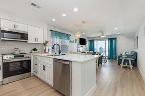 Refrigerador, microondas, horno, placa de cocina