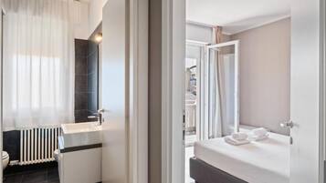 Fer et planche à repasser, Wi-Fi gratuit, draps fournis