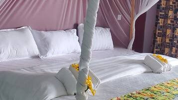 Standard Double or Twin Room, Balcony, Lake View | Desk