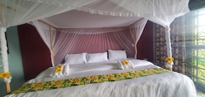 Standard Double or Twin Room, Balcony, Lake View | Desk